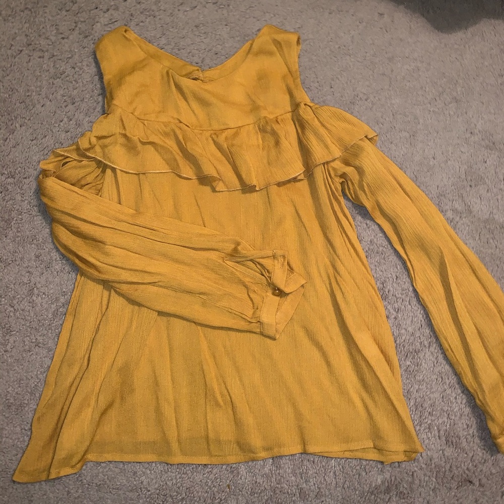Cold shoulder spring top